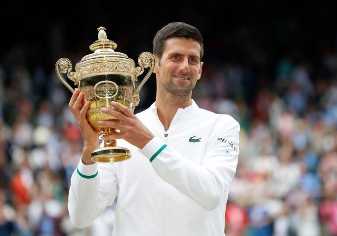 Novak Djokovič s trofejí pro vítěze Wimbledonu 2021