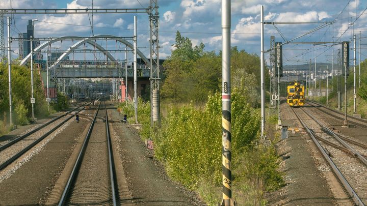 V Pardubicích se srazily osobní s nákladní vlak, dva mrtví a desítky zraněných