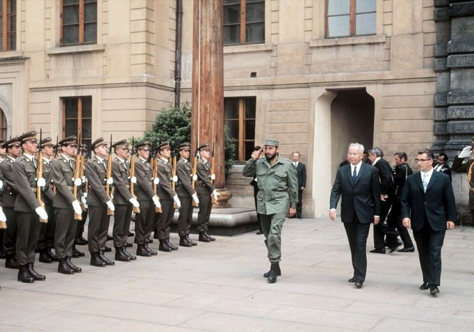 Generální tajemník Ústředního výboru KSČ Gustáv Husák provádí na Pražském hradě kubánského diktátora Fidela Castra. Rok 1972.