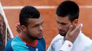 Francouzský tenista Jo-Wilfried Tsonga a Srb Novak Djokoviš se zdraví po napínavém pětisetovém utkání ve čtvrtfinále French Open 2012.