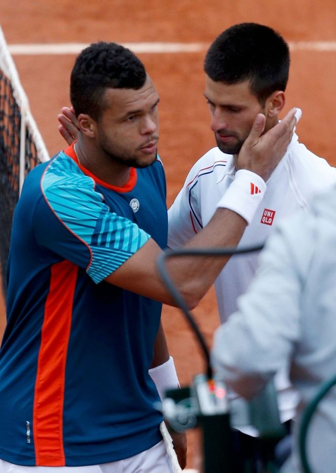 Francouzský tenista Jo-Wilfried Tsonga a Srb Novak Djokoviš se zdraví po napínavém pětisetovém utkání ve čtvrtfinále French Open 2012.