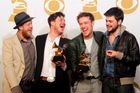 Album roku vyhráli Mumford & Sons, Grammy má i Irglová