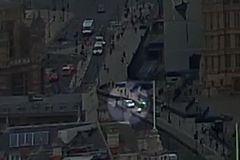 Video: Najetí do bariér u britského parlamentu byl terorismus, říká policie. Řidiče zatkla