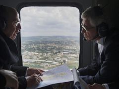 Šéf Pentagonu Chuck Hagel (vpravo) a jeho izraelský protějšek Moše Jaalon během přeletu nad Golanskými výšinami. (22. dubna 2013)