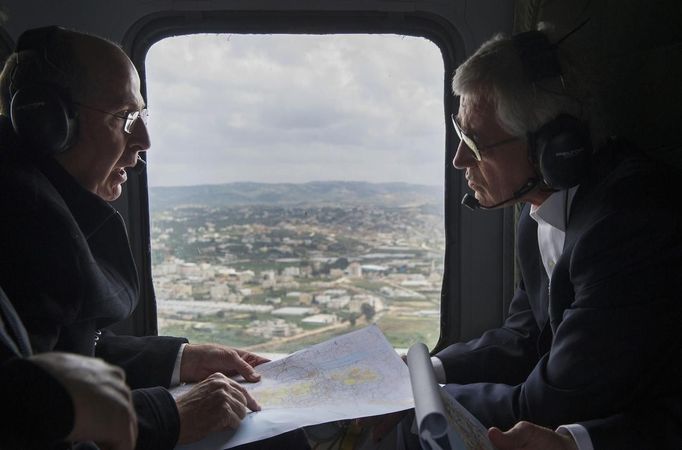 Šéf Pentagonu Chuck Hagel (vpravo) a jeho izraelský protějšek Moše Jaalon během přeletu nad Golanskými výšinami. (22. dubna 2013)