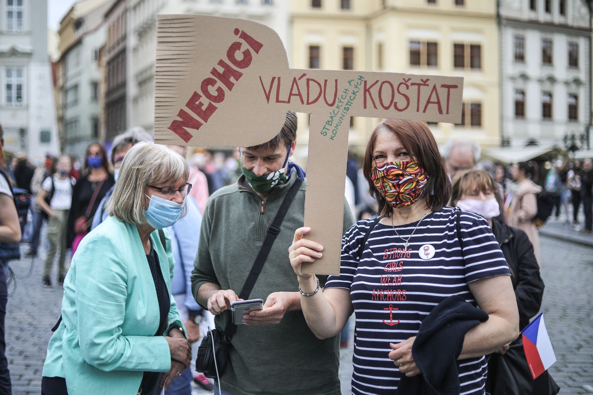 Demonstrace Milion chvilek pro demokracii - roušky, rozestupy, Andrej Babiš