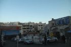 Současný Nazaret, arabské město v Izraeli. Citace Koránu v ulicích střídají turistické obchůdky s vánočními kýči.