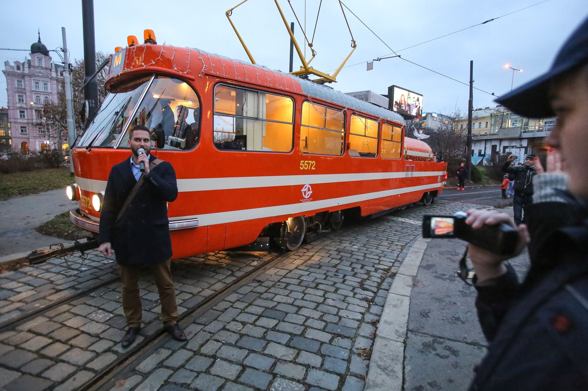 Mazací tramvaj v Praze vánočně svítí a jede, 19.12.2016