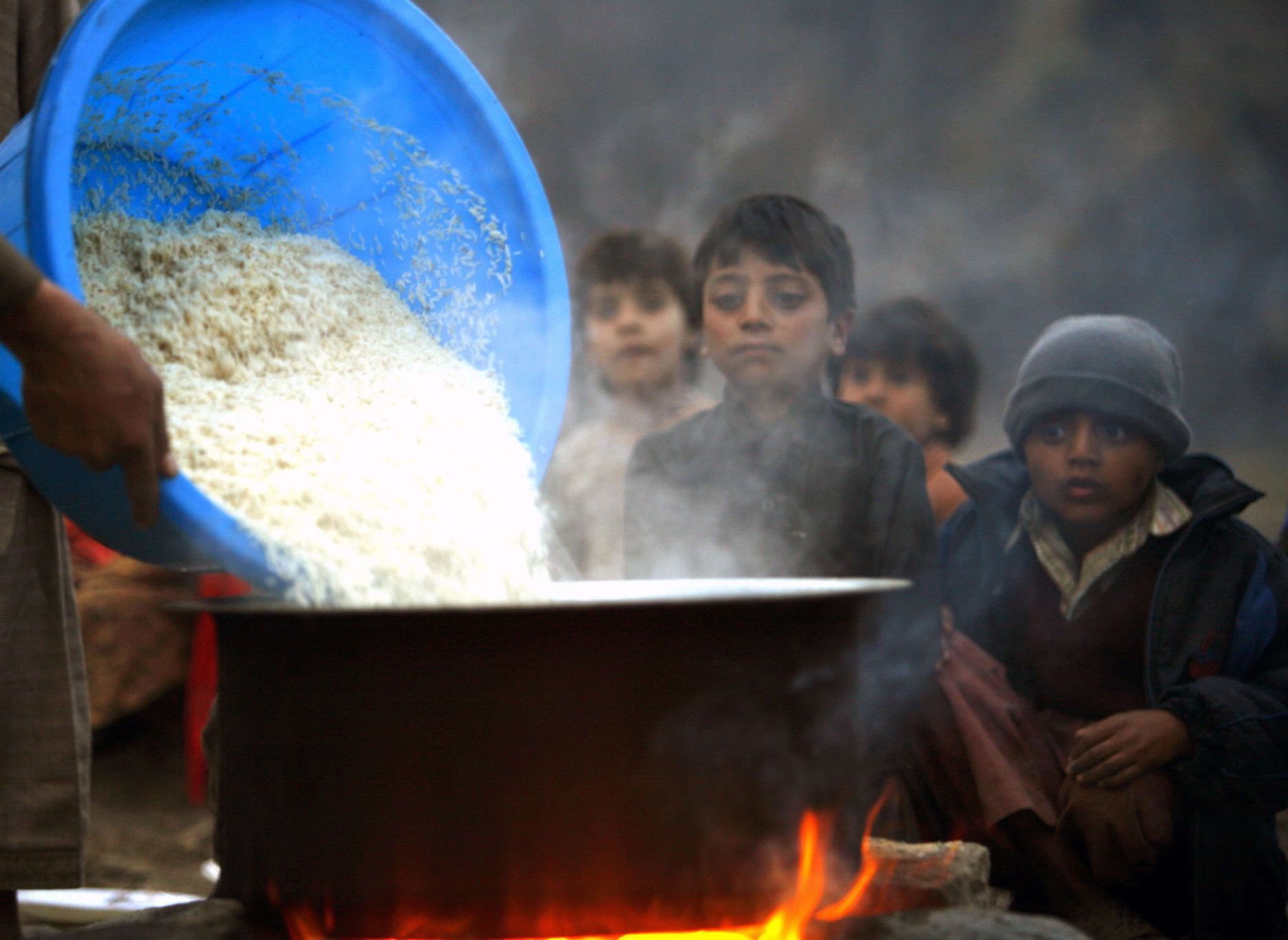 Kašmír: Fronta na rýži. Děti v humanitárním táboře Thuri na okraji Muzaffarabádu čekají na jídlo.
