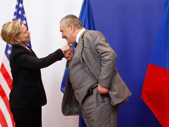 Gentleman Karel Schwarzenberg a Hilary Clintonová.