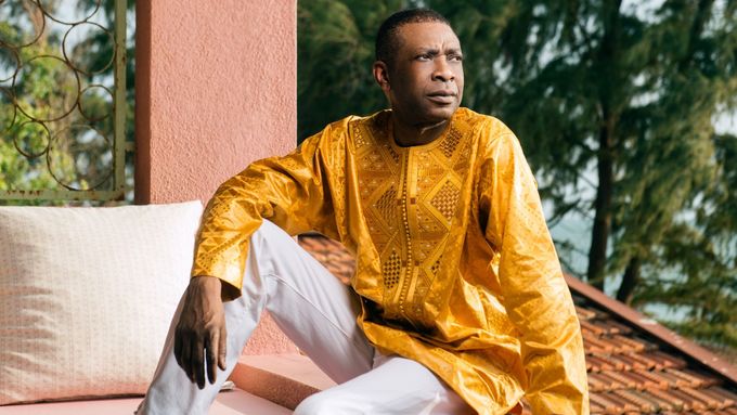 Youssou N'Dour zpívá hlavně ve svém rodném jazyce wolof.