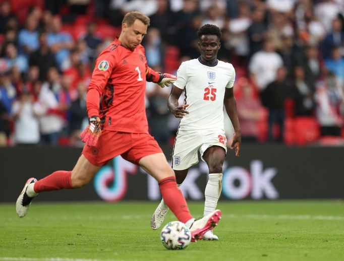 Manuel Neuer a Bukayo Saka v osmifinále Anglie - Německo na ME 2020