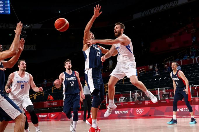 David Jelínek a Rudy Gobert  v zápase Česko - Francie na OH 2020