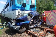 Dva lidé zemřeli po střetu vlaku a auta na Znojemsku, podobná nehoda se stala i na Frýdecko-Místecku