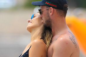 FOTO Wesley Sneijder relaxuje na pláži v náručí manželky