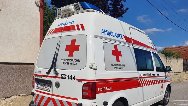 Dva Češi jeli ve Vídni na střeše metra. Narazili do nadchodu, jsou vážně zranění