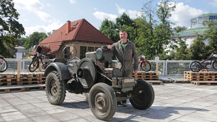 Cigáro, klika a konev vody s sebou. Traktor Svoboda se chystá na historické závody; Zdroj foto: Eva Srpová