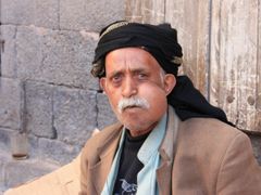 Vypouklou tvář má každé odpoledne přibližně 90 procent Jemenců - žvýkač kátu
