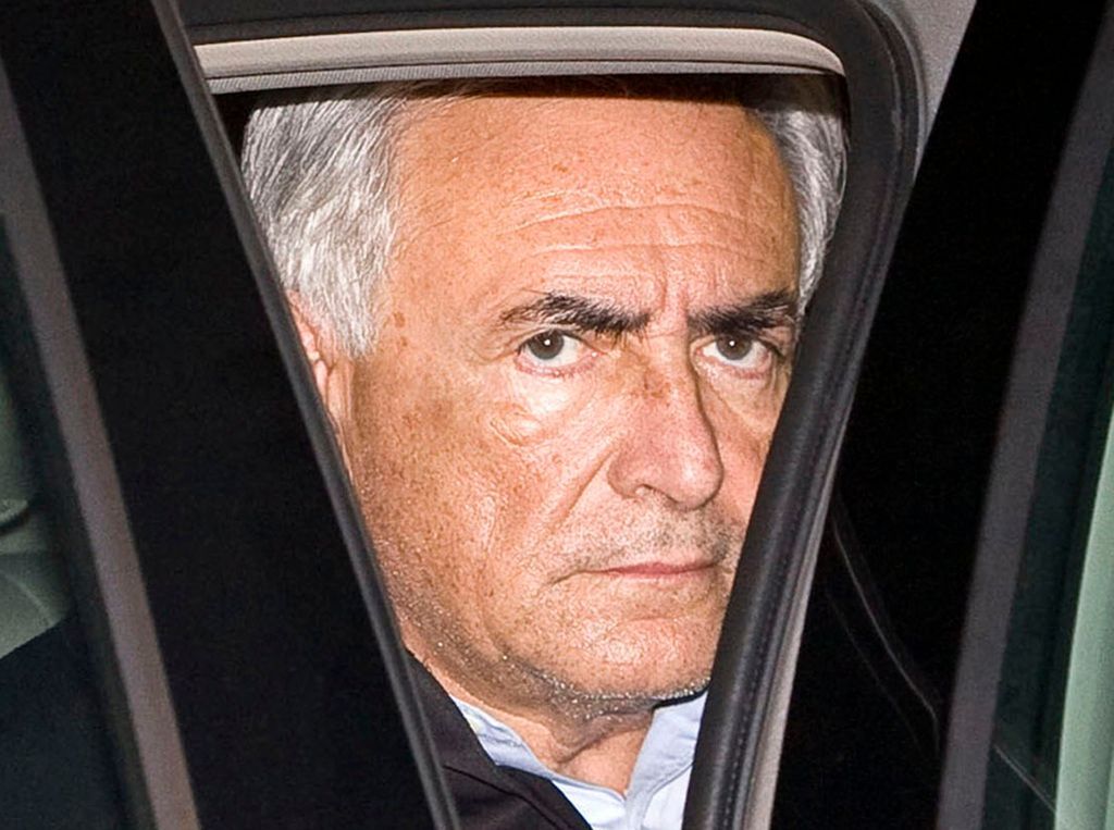 Dominique Strauss-Kahn je eskortován policií v New Yorku do vazby