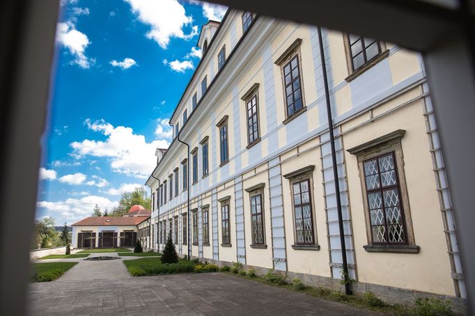 Kolowratský zámek a kostel Nejsvětější Trojice v Rychnově nad Kněžnou.