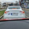 Tesla nálepka proti Muskovi