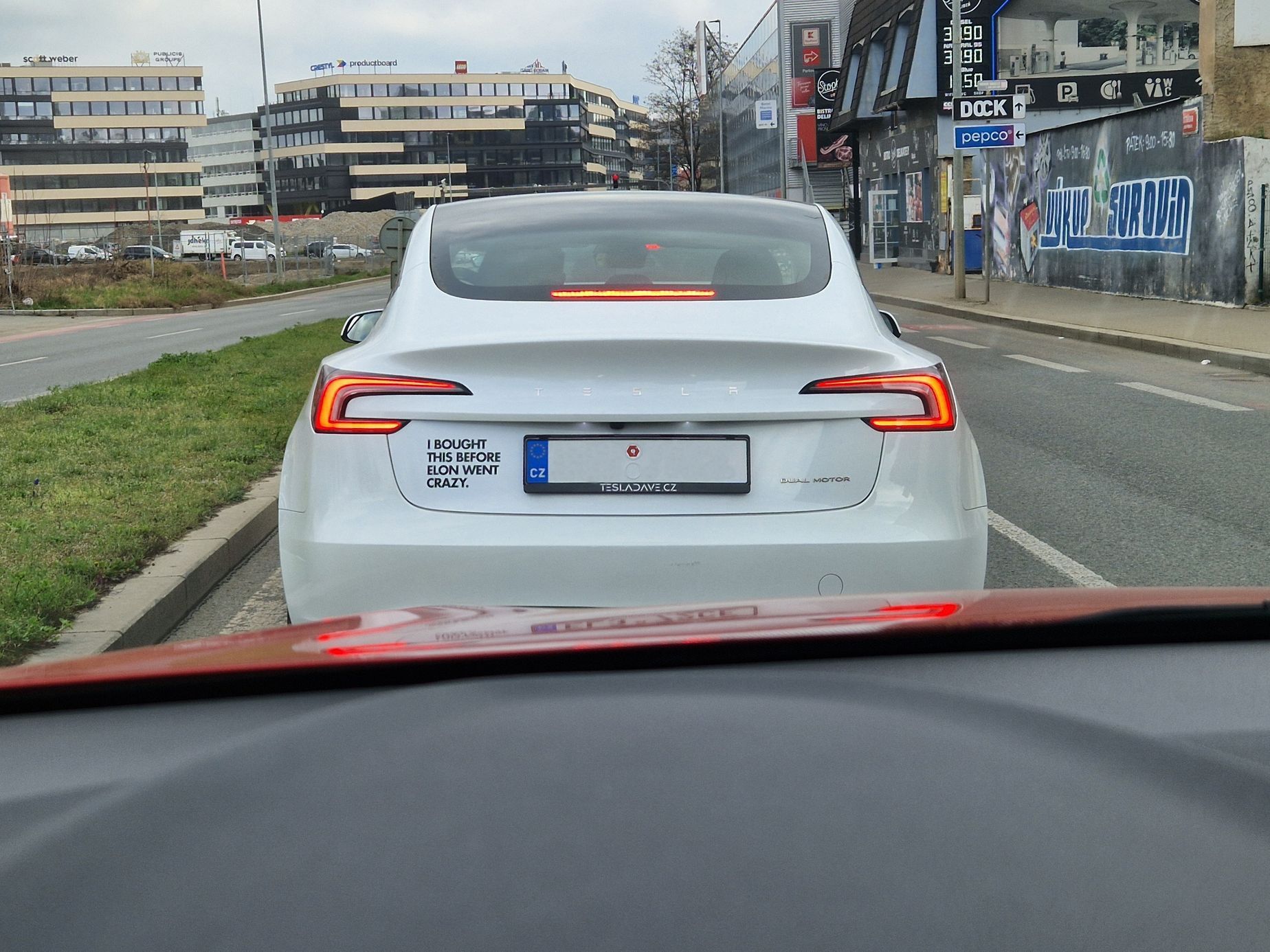 Tesla nálepka proti Muskovi
