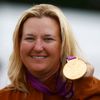 Americká střelkyně Kimberly Rhodeová pózuje se zlatou olympijskou medailí ze skeetu na OH 2012 v Londýně.