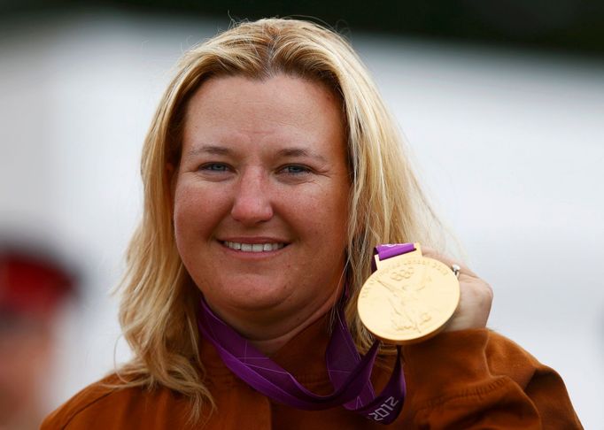 Americká střelkyně Kimberly Rhodeová pózuje se zlatou olympijskou medailí ze skeetu na OH 2012 v Londýně.