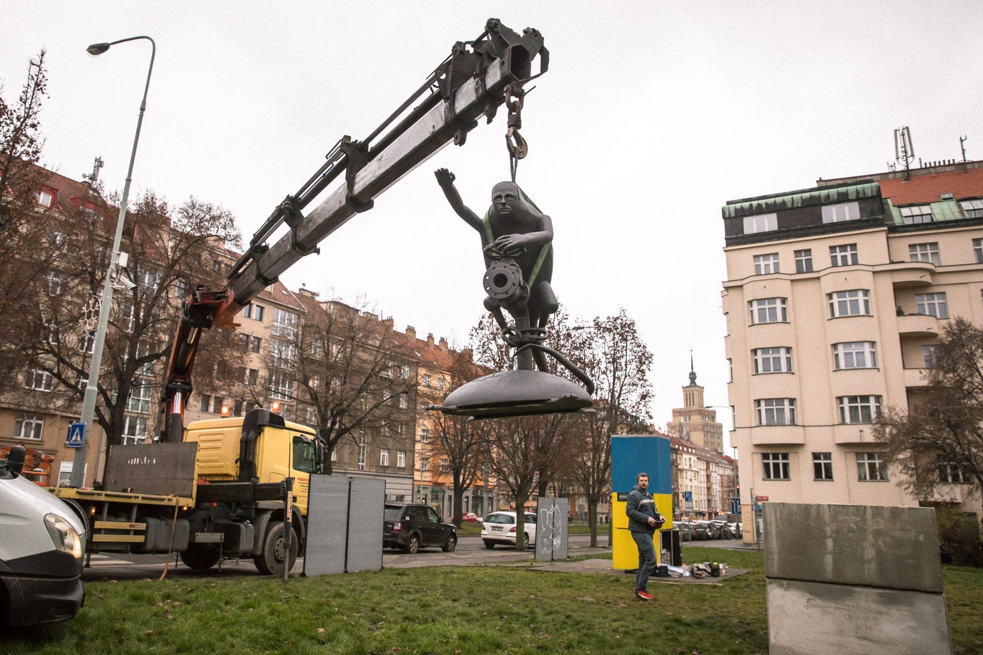 Socha Vladimira Putina jako skřeta na kohoutku s plynem místo sochy Koněva, Praha 6