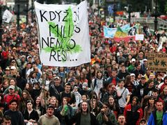 Zastánci legalizace marihuany zaplnili Čechův most cestou ze Staroměstského náměstí na Letnou.