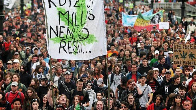 Zastánci legalizace marihuany zaplnili Čechův most cestou ze Staroměstského náměstí na Letnou.
