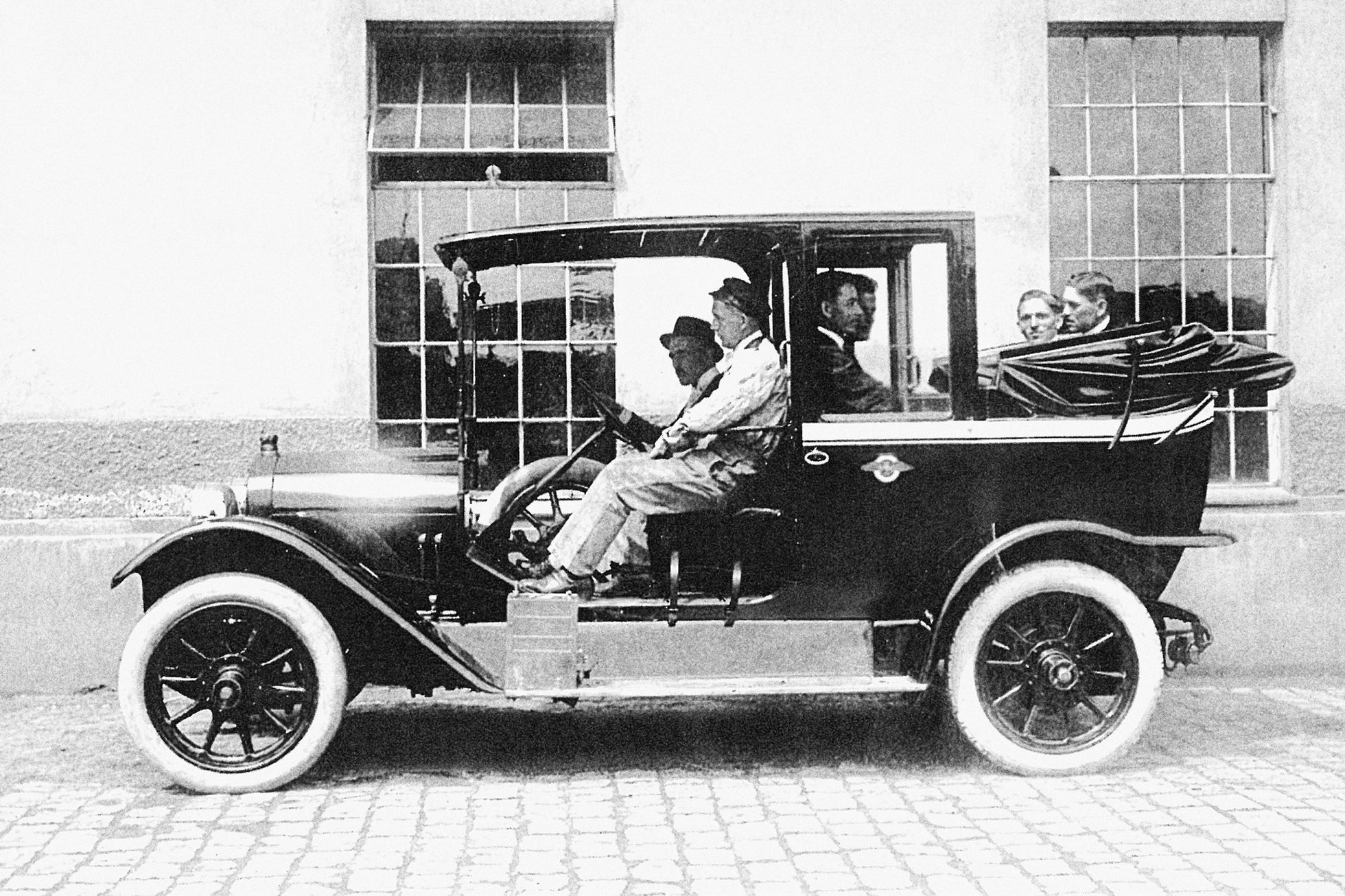 Fotogalerie / Před 115 lety byla podepsána smlouva o zřízení továrny na automobily Praga