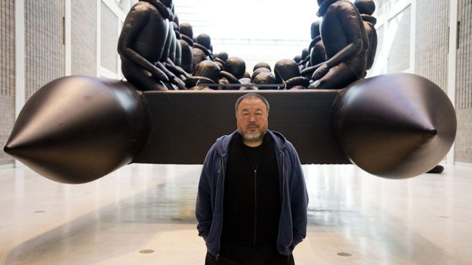 Aj Wej-wej se svým člunem v Národní galerii.
