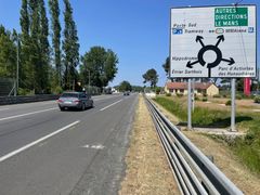 Zatím tu jezdí běžná auta, ale za chvíli se rovinka promění ve velmi nebezpečné místo.