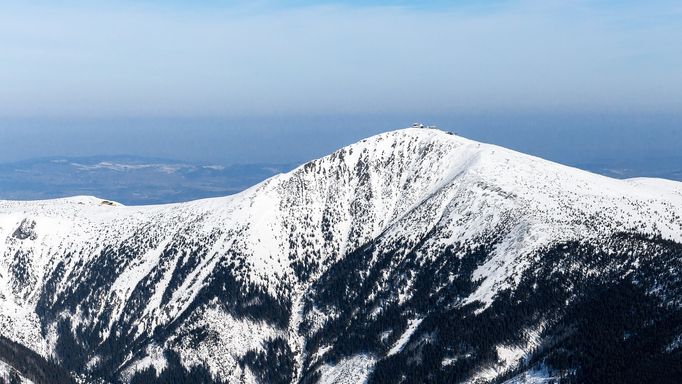 Krkonoše z výšky. Zimní snímky od Vrbatovy boudy až po Sněžku