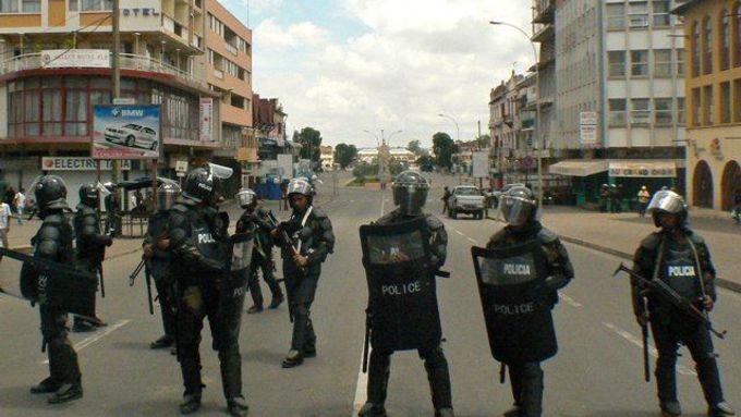 Příslušníci bezpečnostních jednotek v Antananarivu. V posledních týdnech došlo několikrát k násilným střetům mezi policií a opozičními demonstranty