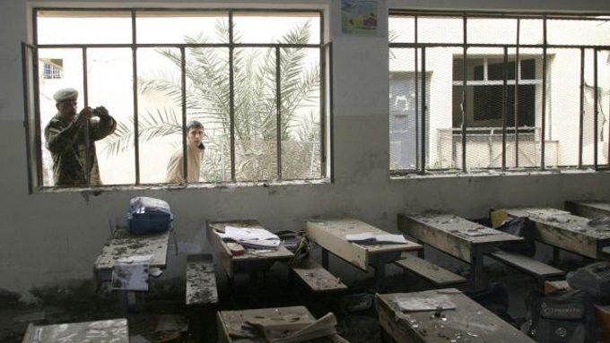 Zničená škola po dnešním teroristickém útoku.