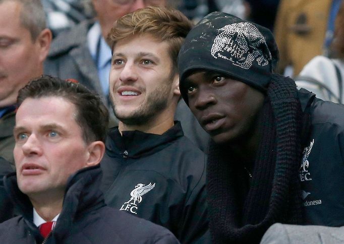 Adam Lallana a Mario Balotell sledují zápas Liverpoolu s Manchesterem City.