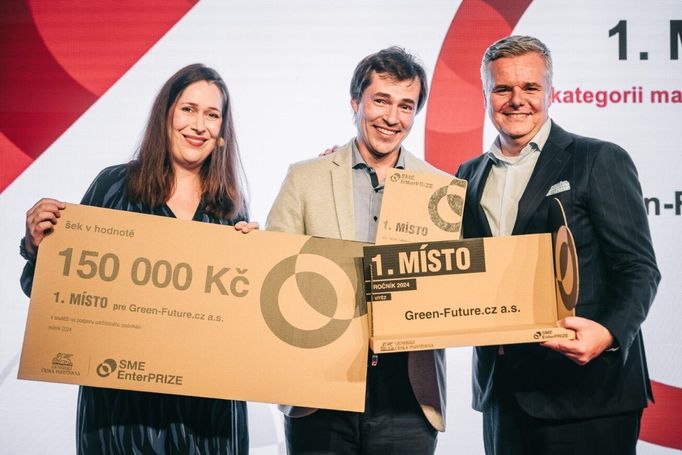 1. místo Green Future (na snímku zleva): Helena Továrková, předsedkyně poroty, zástupce firmy Green Future a Roman Juráš, generální ředitel Generali České pojišťovny.