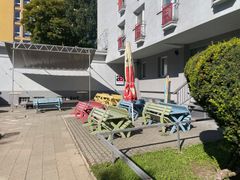Letní zahrádka v prostoru před kluby Alterna a A2 Stage.