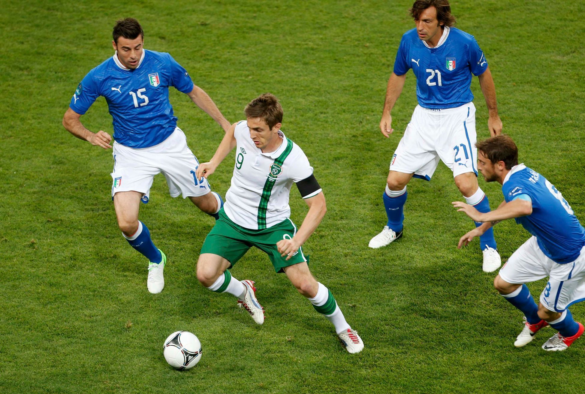 Euro 2012: Kevin Doyle, Andrea Barzagli, Andrea Pirlo a Claudio Marchisio v zápase Itálie - Irsko