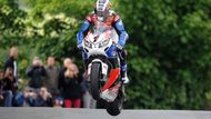 Podívejte se, co všechno dokážou závodníci Tourist Trophy v rychlosti přes 200 km/h.