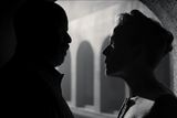 Denzel Washington jako Macbeth a Frances McDormandová v roli Lady Macbeth.