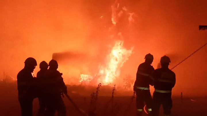 Žár ohnivé stěny se nedal vydržet. Hasiči boj o domy v Mezné museli vzdát; Zdroj foto: Aktuálně.cz/Facebook/SDH Velký Šenov