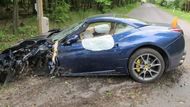 Ferrari California Jakuba Voráčka po havárii. Škoda za tři miliony, ale hokejista zůstal nezraněn.