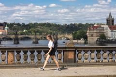 Česko čeká slunečný týden, pršet bude výjimečně. O víkendu se vrátí třicítky