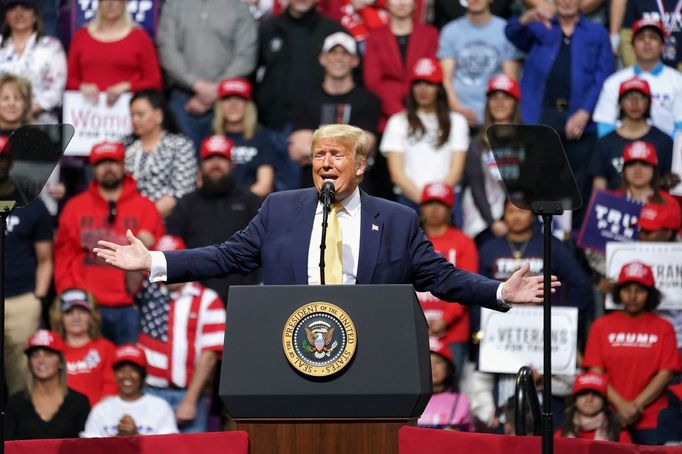 Americký prezident Donald Trump na předvolebním mítinku v Colorado Springs.