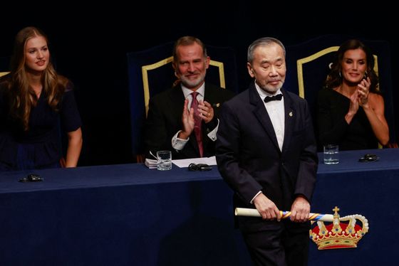 In the back are King Philip VI.  of Spain, Queen Letizia of Spain (right) and their daughter Leonor, Princess of Asturias.  Haruki Murakami stands in the foreground.