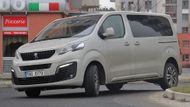 Peugeot Traveller je osobní verzí dodávky Expert. Stejný model se vyrábí i pod značkami Citroën (Space Tourer) a Toyota (Proace). K dispozici je ve třech různých délkách karoserie, my jsme zkoušeli tu prostřední s nejsilnějším motorem 2.0 HDI/130 kW. Spotřeba se pohybovala při jízdě podle předpisů kolem sedmi litrů nafty na 100 km. Podle výrobce by to mělo jít ještě o litr lépe.