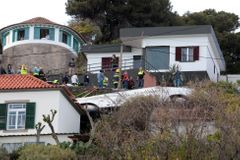 Policie pátrá po příčinách nehody autobusu na Madeiře, podle svědků selhaly brzdy